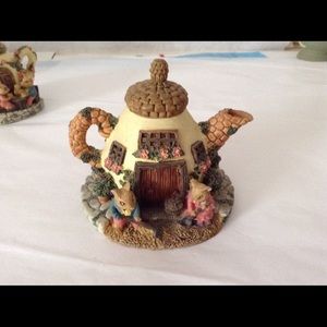 Dezine  Ltd Vintage 1993 Mousey Cottage Teapot